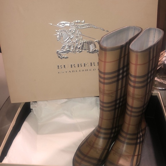 Burberry Rain Boats EUC - Picture 1 of 5